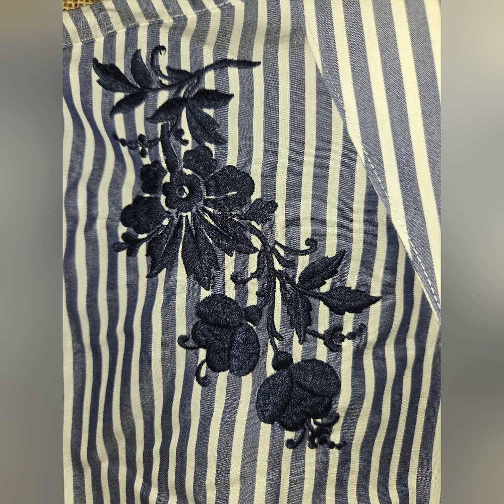 Chicos No Iron Blue White Button Up Shirt with Floral Embroidery Size 1 - Picture 3 of 10